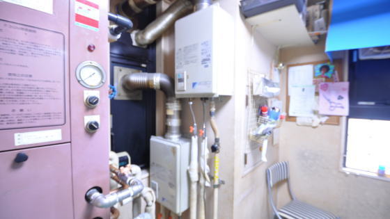 システムにお湯を供給する給湯器